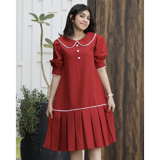 صورة فستان بناتي أحمر مرصع باللؤلؤ وكشكشة سفلية | ألوان (أحمر، عودي، ليموني) - 1174